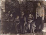 Семья Тубаевых с бабушкой и дядей Витей - 1983 год.jpg